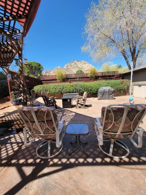 3 Bedroom With Stunning Red Rock Views! Walk To Trails!