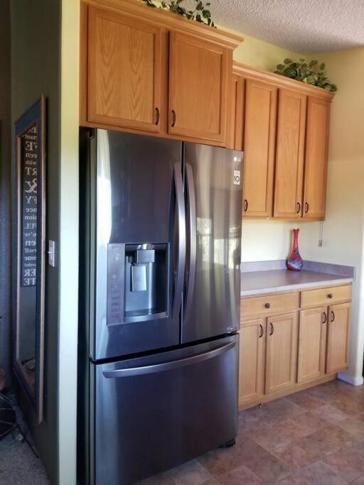 3 Bedroom With Stunning Red Rock Views! Walk To Trails! Holiday home *